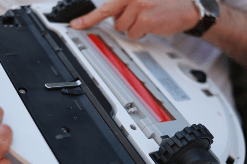 The main brush of the Roborock S7 moves to the left and right